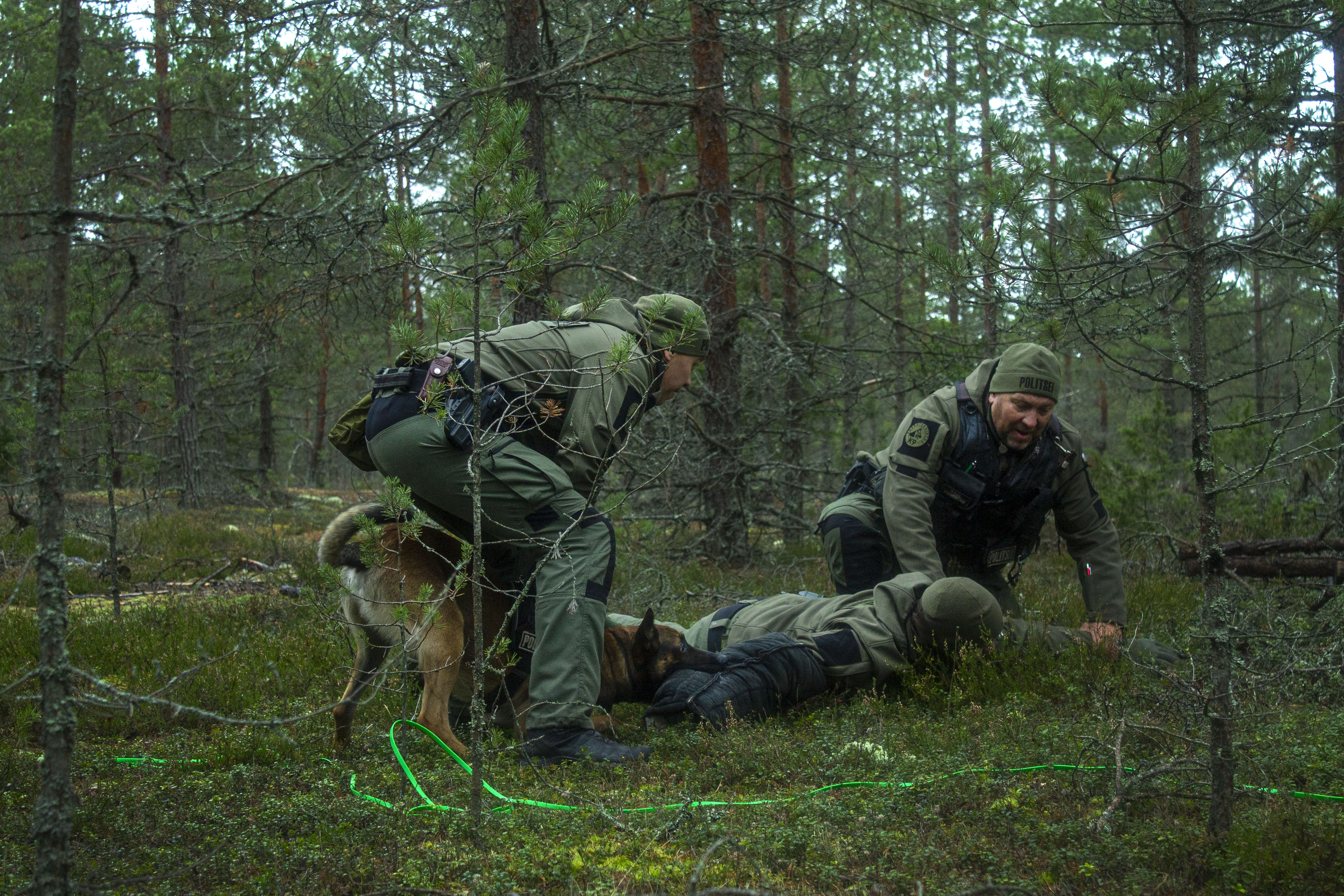GALERII: keskkonnainspektorid harjutasid laskmist ja koostööd politseikoertega