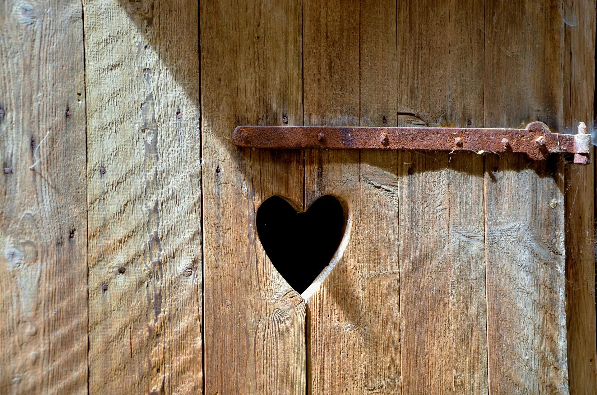 Välikäimla uks, millel südamekujuline ava