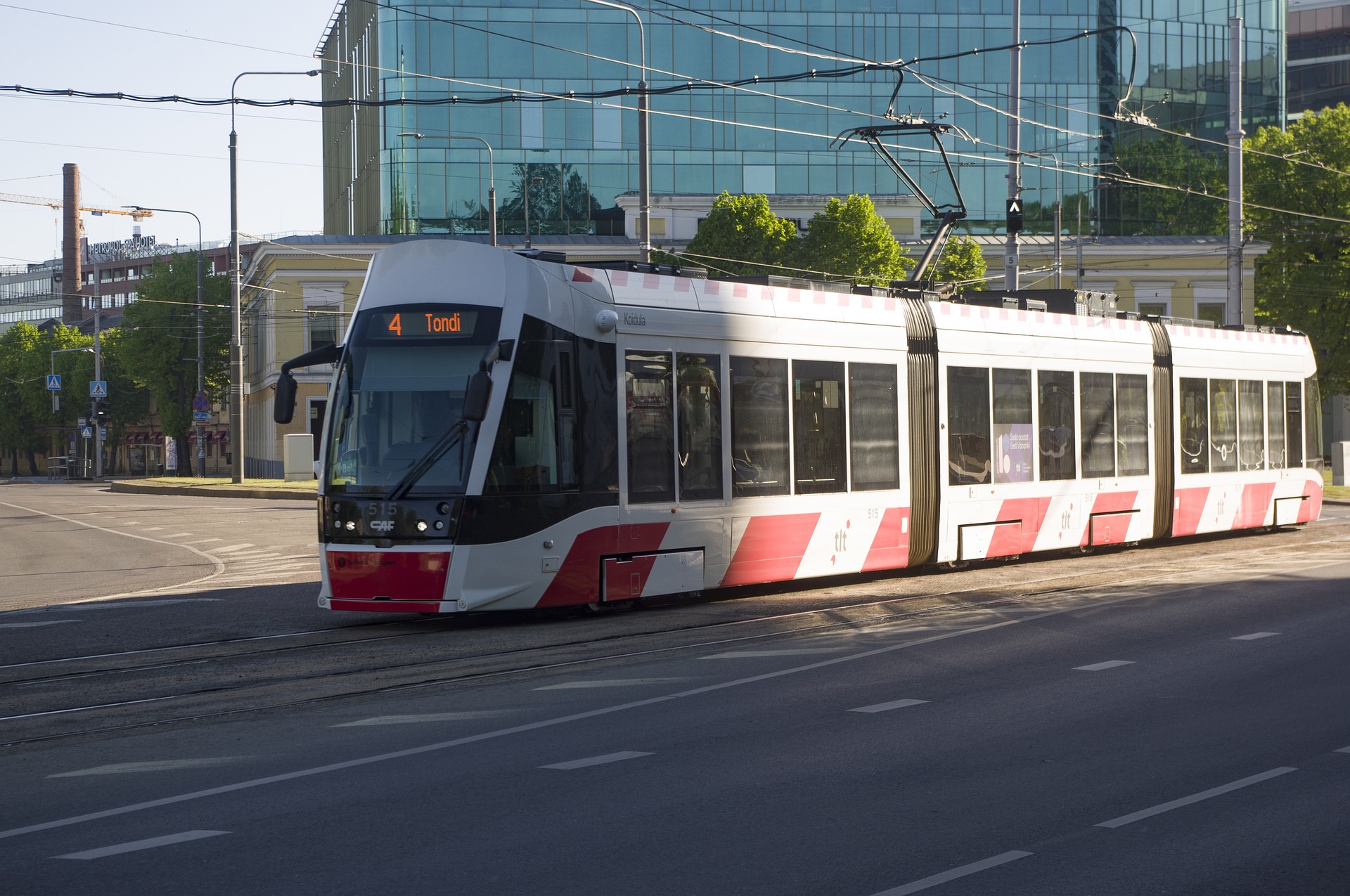 Punase-valgekirju tramm Tallinnas.