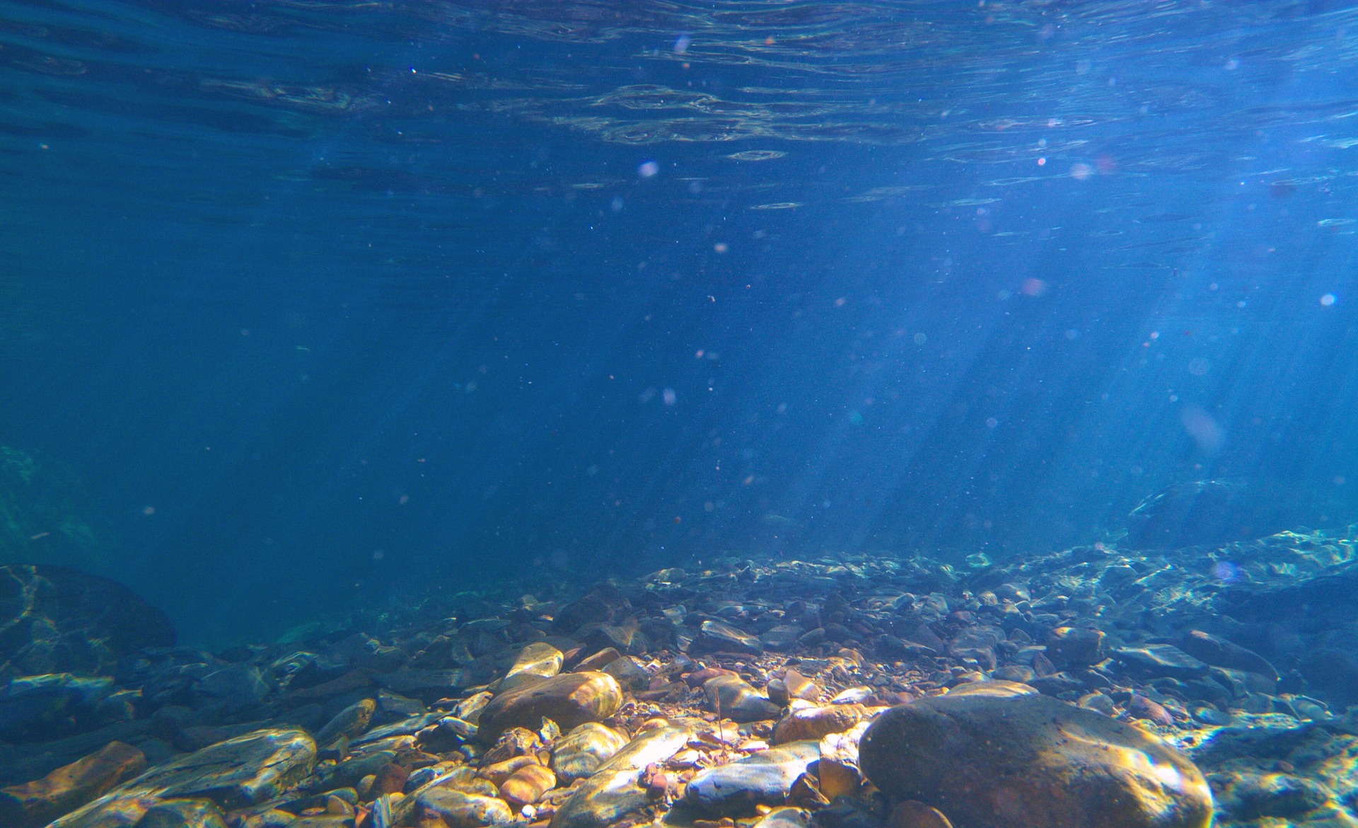 Kivine merepõhi, valgus langeb ülevalt. Foto: ElyPenner. Pixabay.