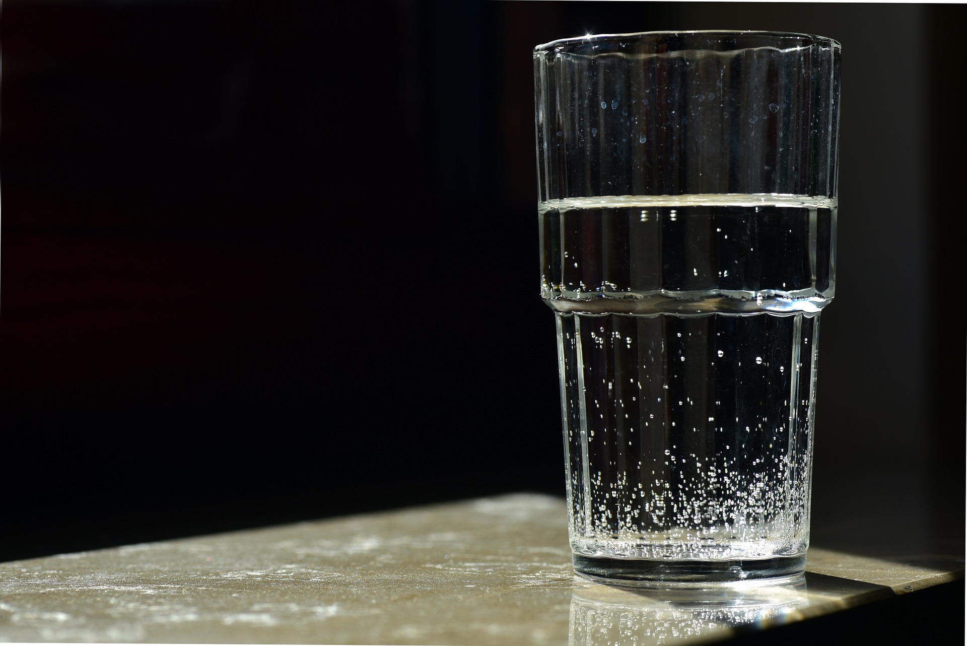 Joogivesi klaasis.
