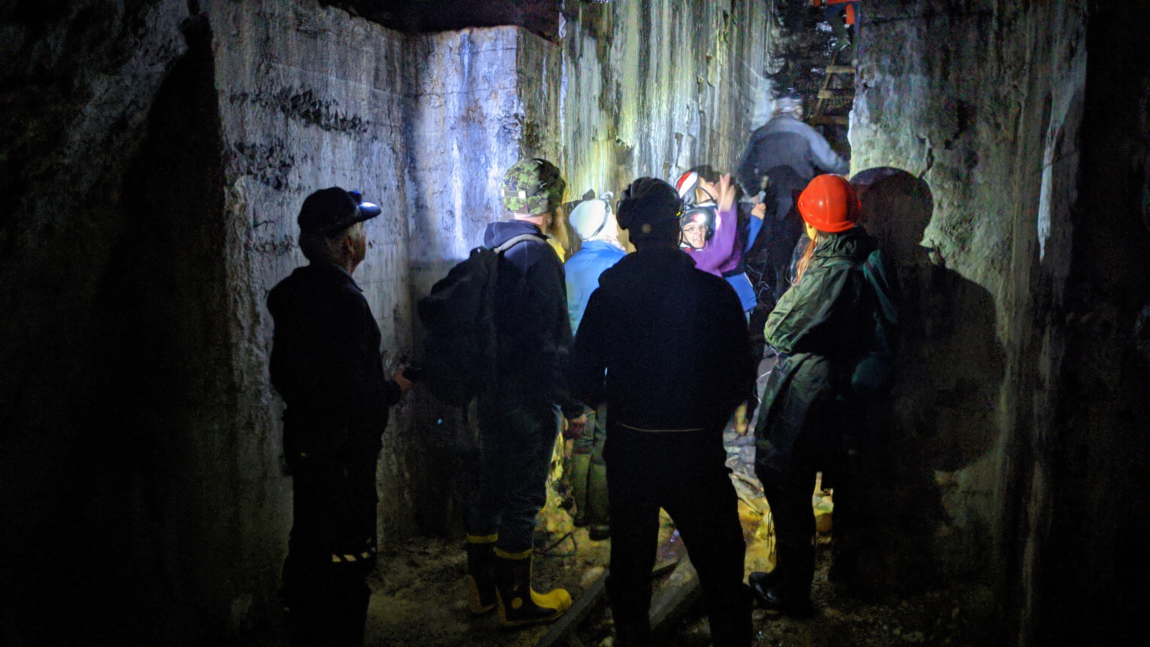 Inimesed pimedas koopas. Foto: Rauno Kalda